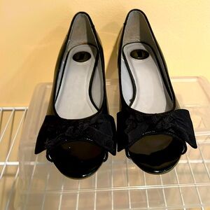 Cute Peep toe shoes with bow. Sz 8.5